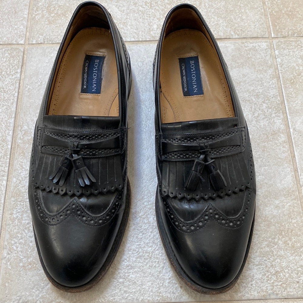 Bostonian leather wingtip and tassel slip on size 10 1/2 E/C